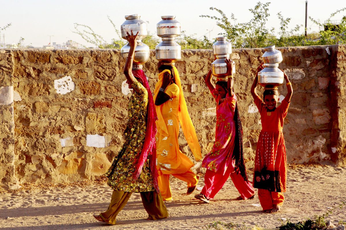 Kvinnor bär vatten i Rajasthan