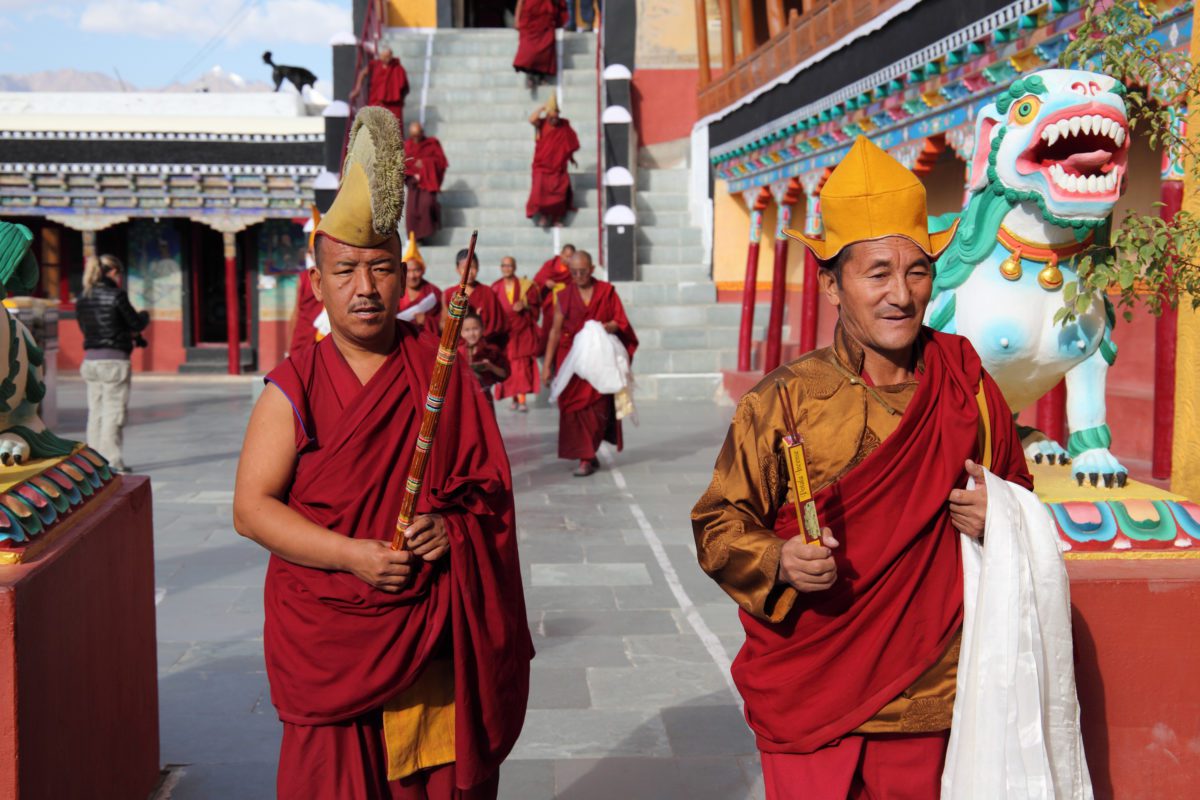 Munkar lämnar morgonbönen i Thiksey klostret Ladakh