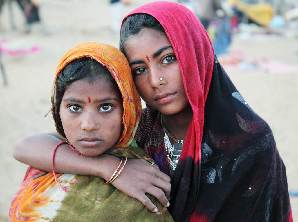 Två unga kvinnor i Pushkar, Rajasthan, Indien