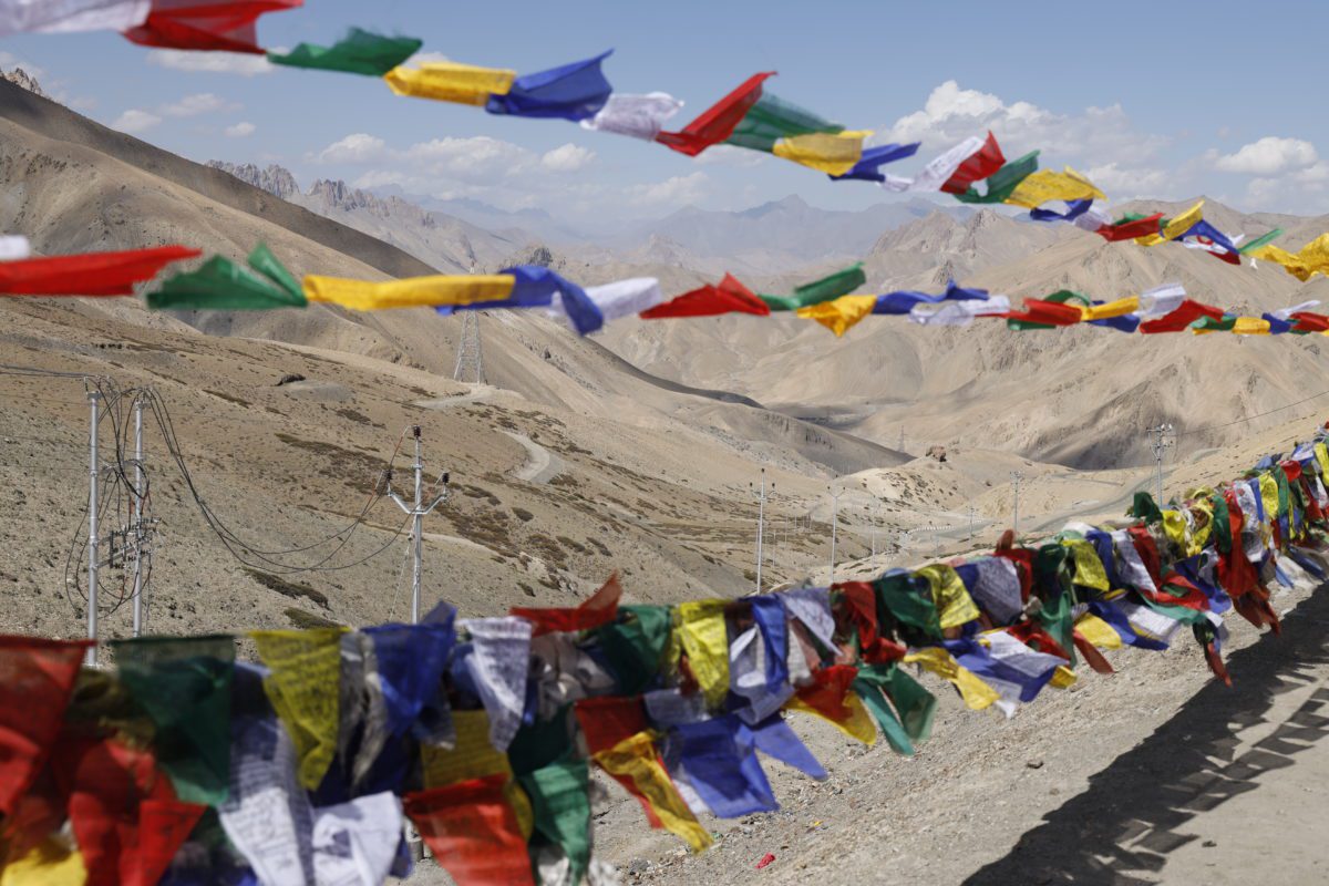 Över Himalaya bergen till Ladakh med buddhistiska böneflaggor