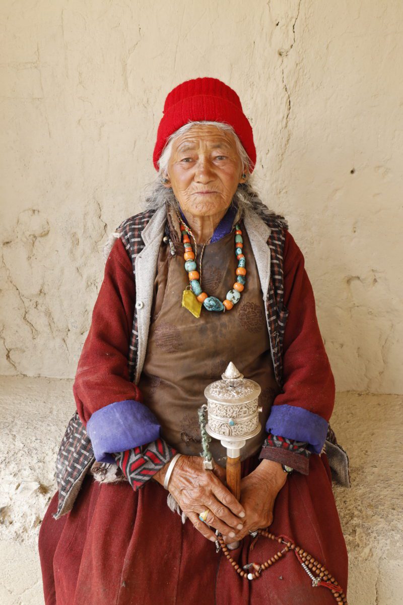 Kvinna vid Lamayuru klostret i Ladakh