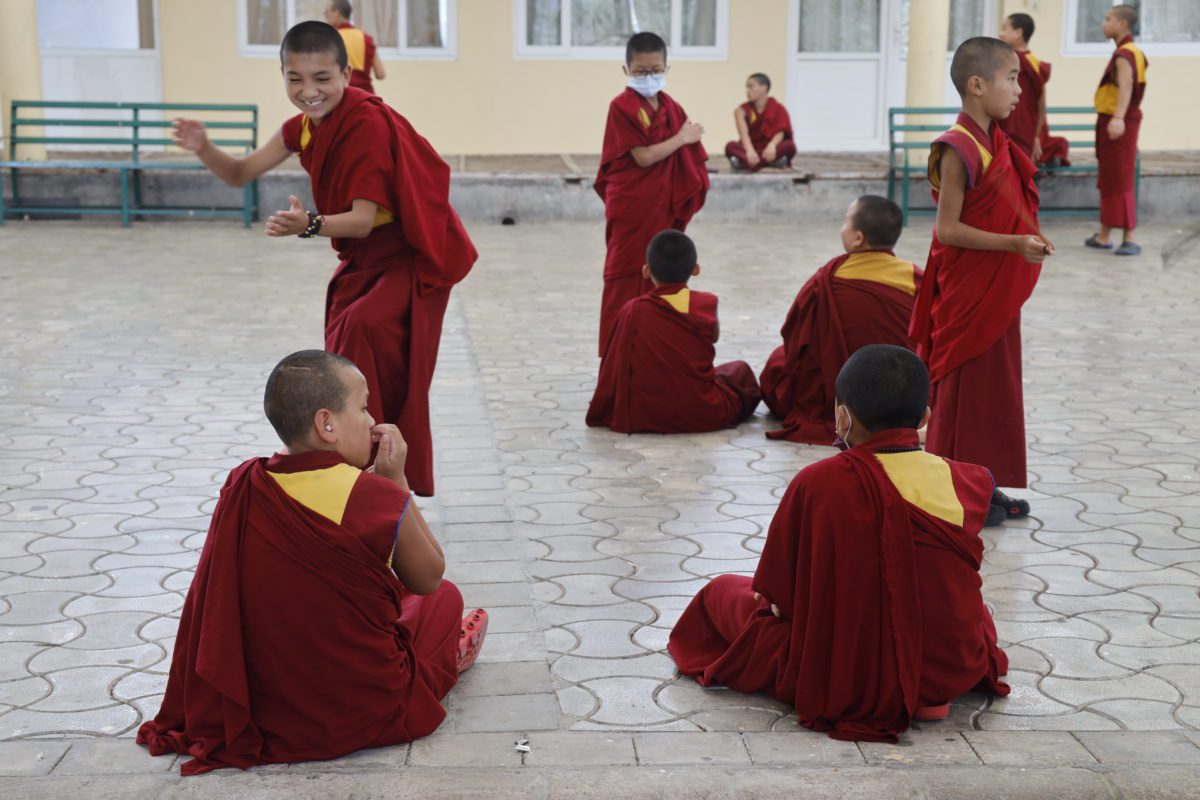 Unga buddistiska munkar vid Dalai Lamas kloster, som övar sig i Buddistisk retorik