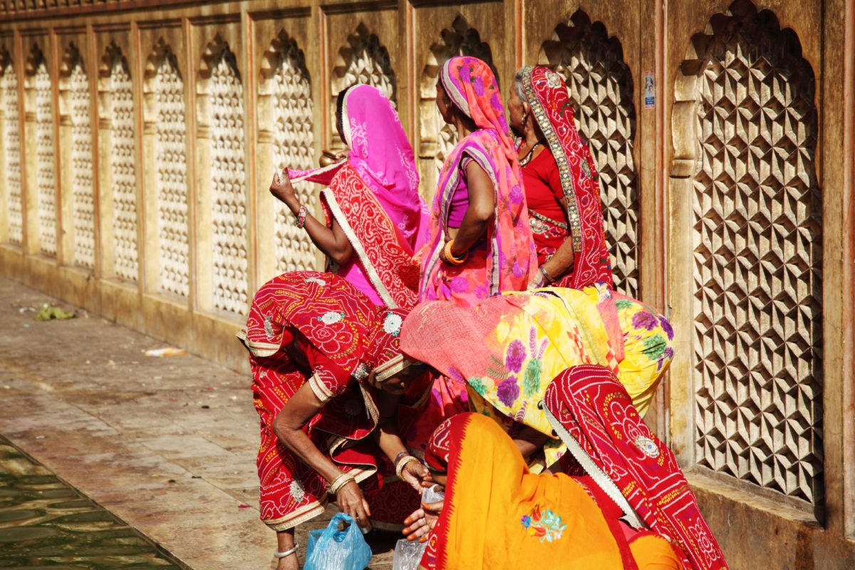 Kvinnorna i sina vackra färgglada saris