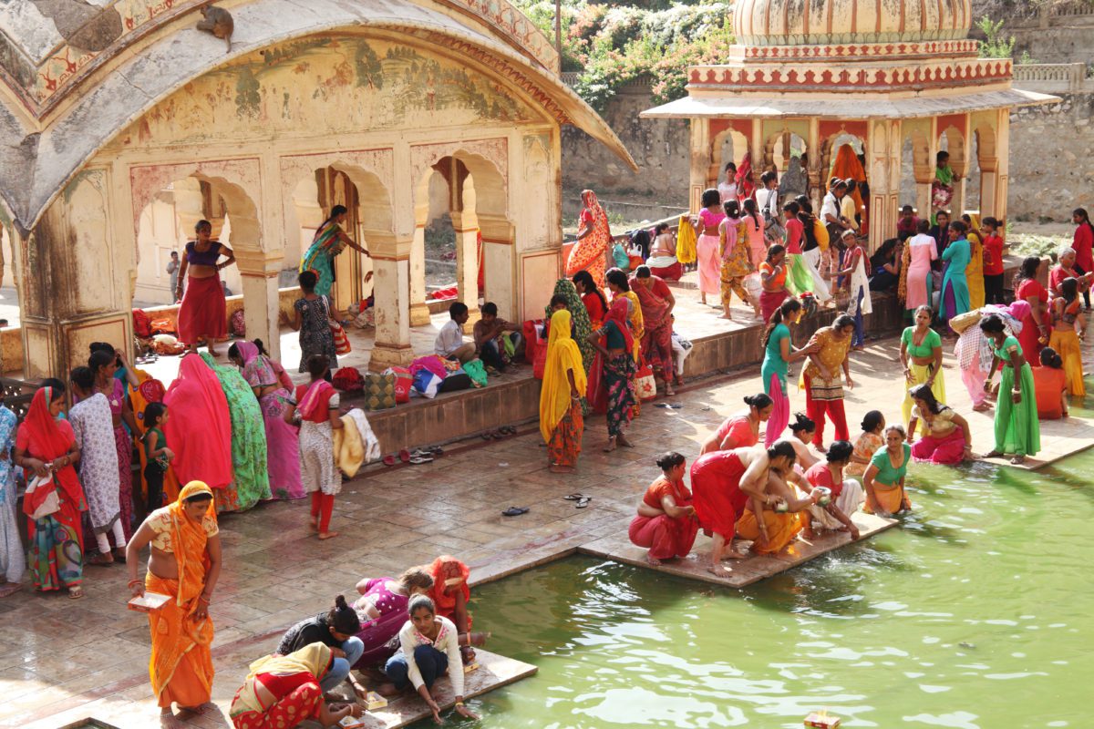 Kvinnorna badar vid Galta templet i Jaipur