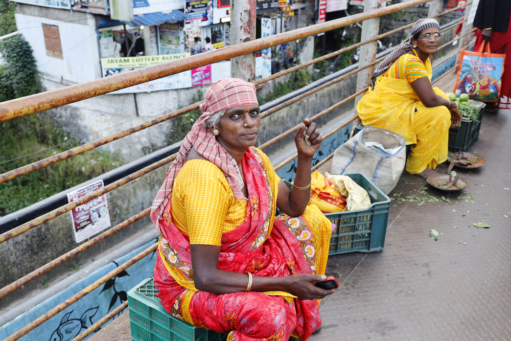 Kvinnorna kommer till Munnar för att sälja sin frukt och grönsaker