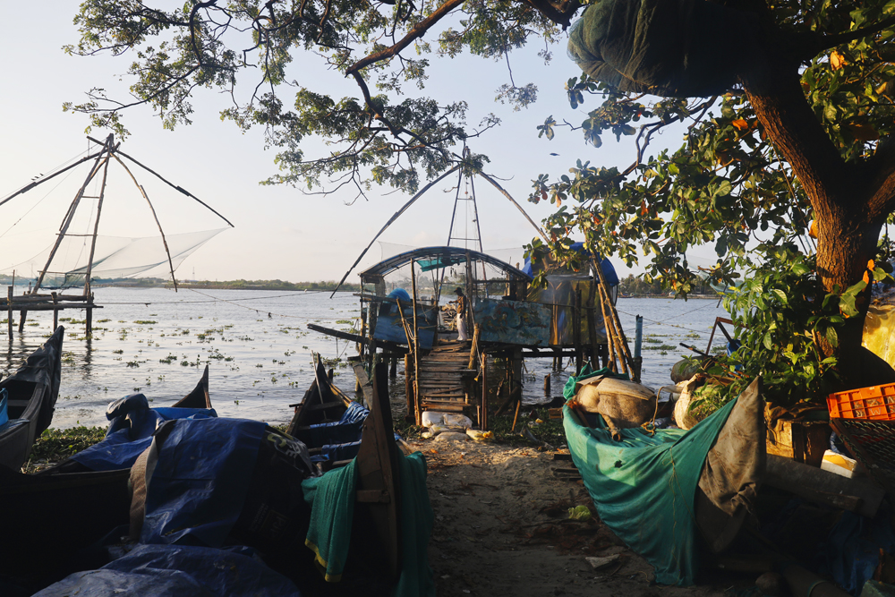 Kinesiska fiskenäten som fortfarande fiskas med vid Fort Kochi