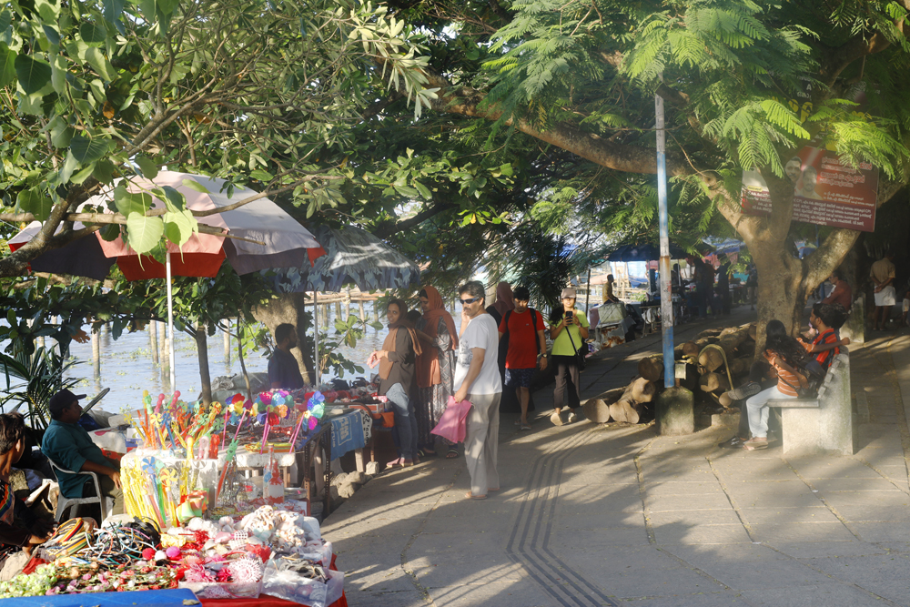 Bazaren vid Fort Kochis fiskehamn