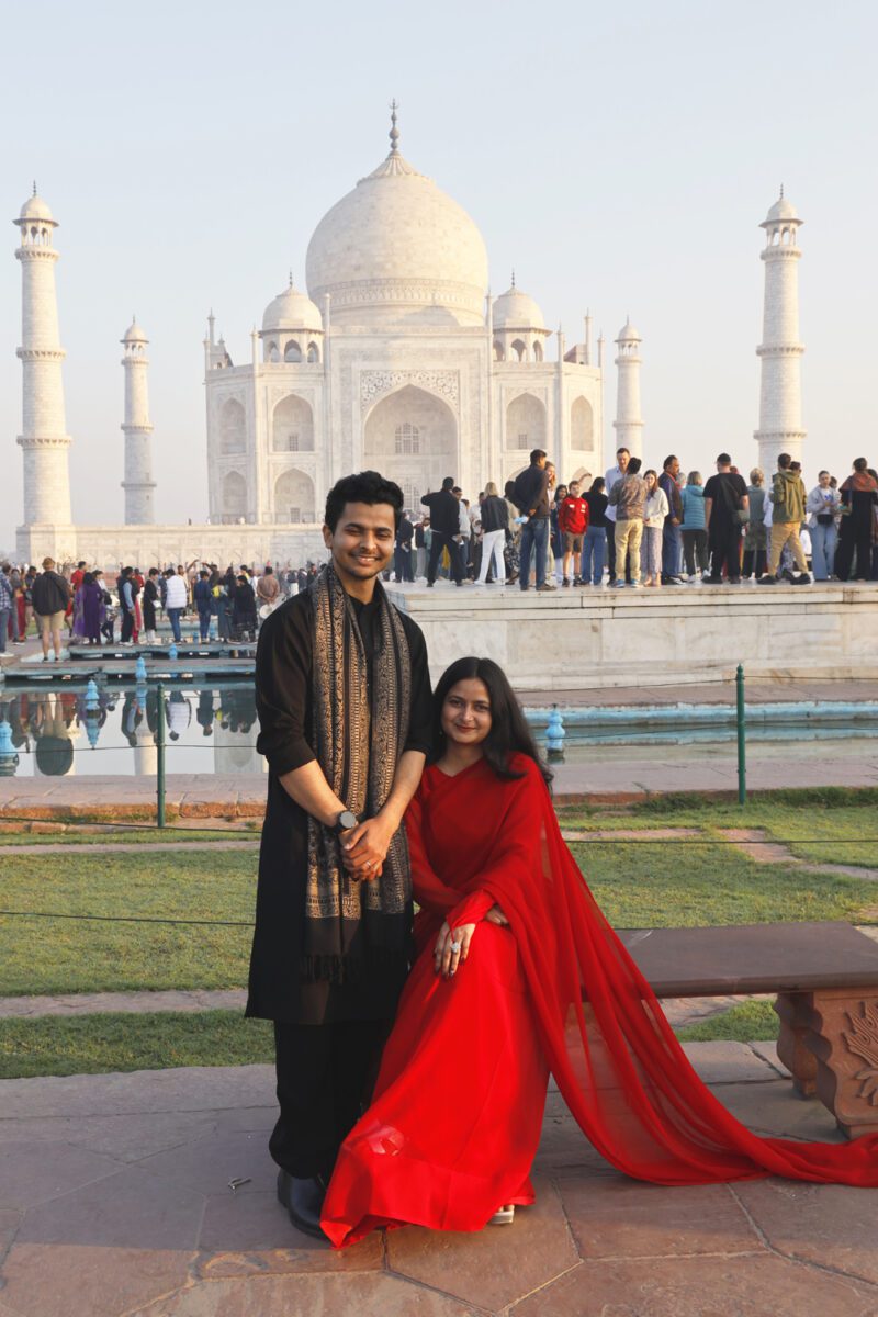 Många nygifta par i Indien åker till Taj Mahal. Symbolen för kärlek