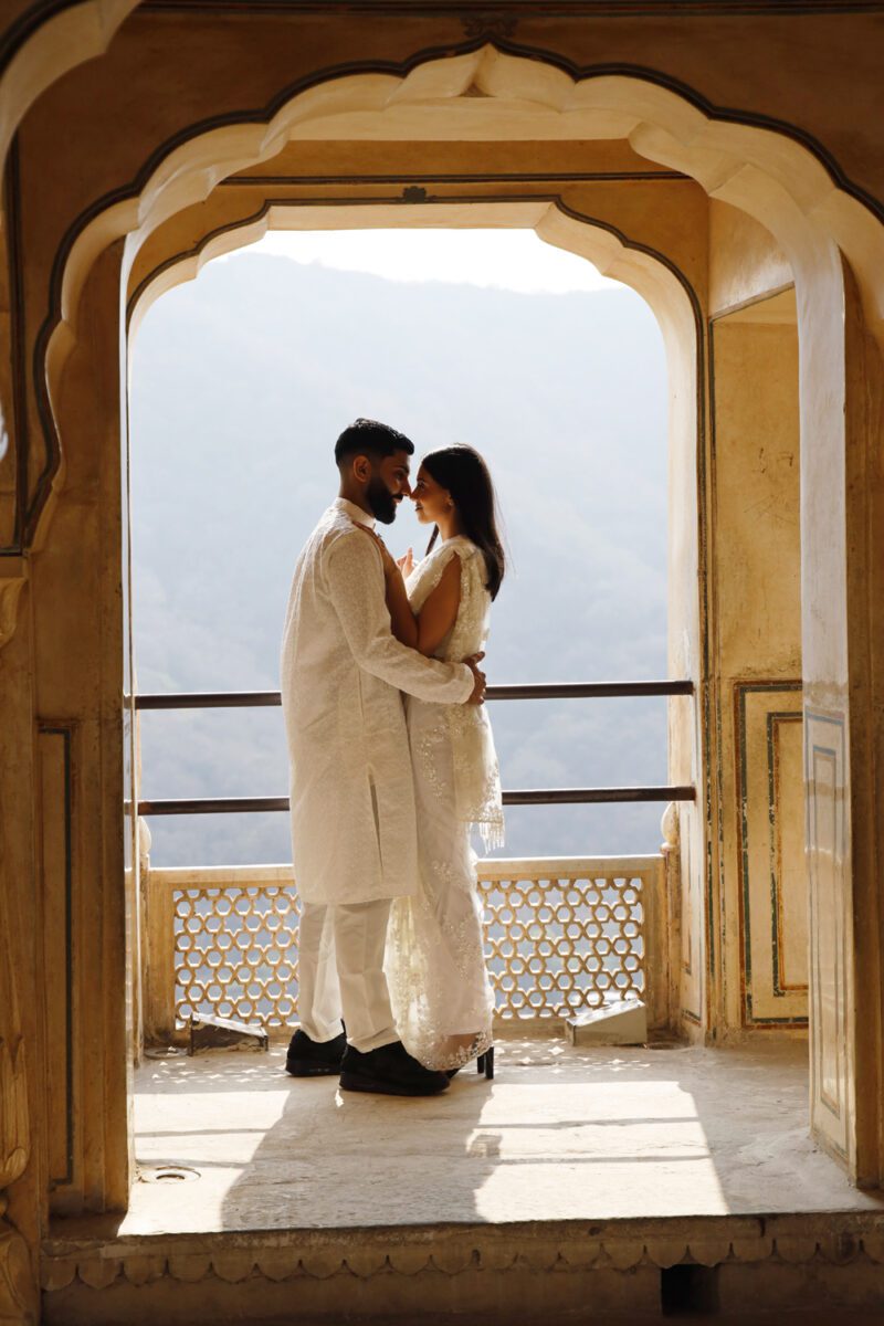 Nygift par vid Amber Palace jaipur