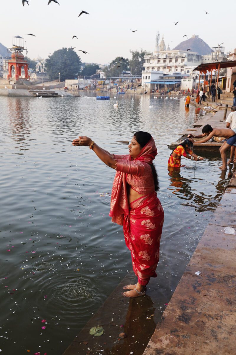kvinna som gör puja vid den heliga sjön i Pushkar